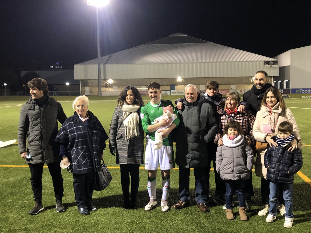 FutSJDonibane's tweet photo. Despedida de nuestro “Capi” Mercero. Con el equipo, exjugadores, afición y familia que han querido despedirlo como se merece. 
Ejemplo de humildad, compromiso, responsabilidad, compañerismo y Humanidad.
Un Abrazo gordo de tu familia Sanjuanera ❤️💚! #Leyenda https://t.co/UFzR4d3Rll