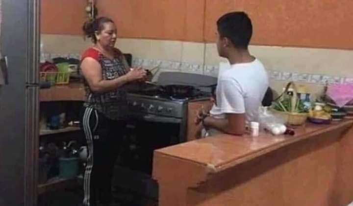 1NowandEver's tweet photo. Eu falando com minha sogra o quanto a filha dela é nervosinha: https://t.co/PwQ2Zd41QM