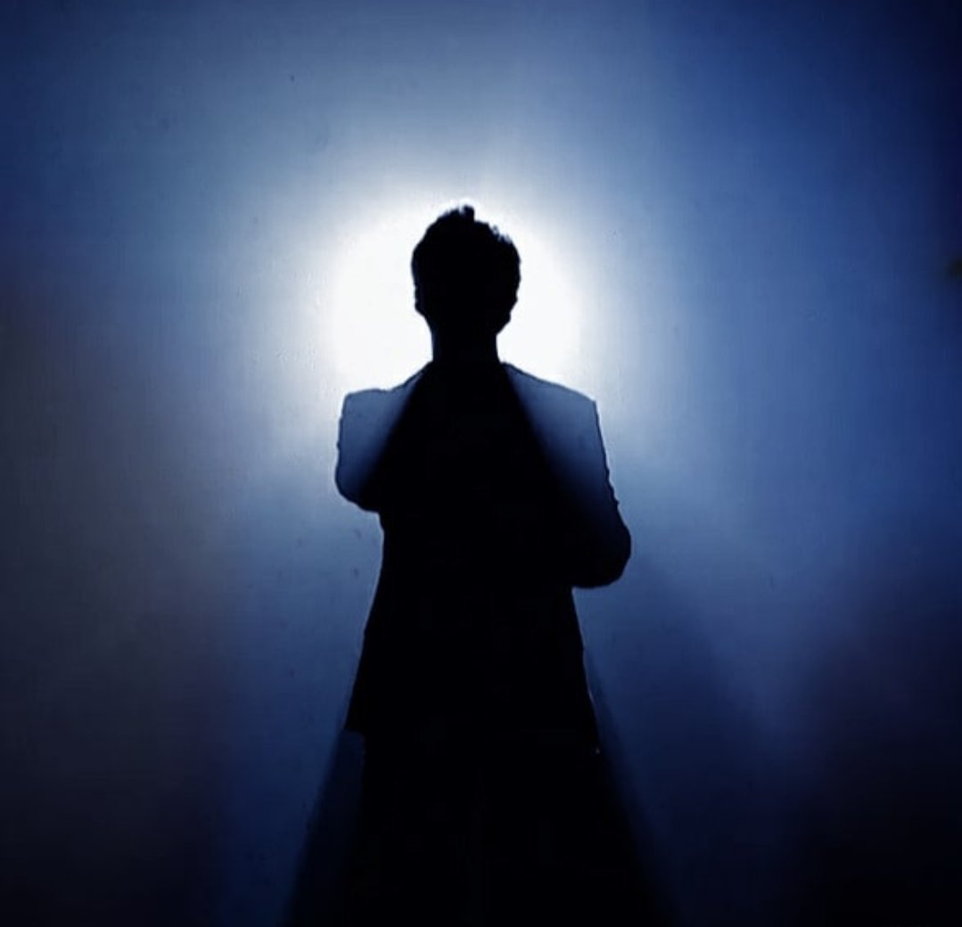 FansDimash's tweet photo. Existují lidé, kteří umí vytvořit iluzi lepšího světa..
Člověk,  který dělá svět lepším svým zpěvem, svou prací, svou osobností..
Já ale přemýšlím o tom, jak těžké musí být stále plnit představy svých fanoušků..
Já přeji @dimash_official  aby byl především šťastný..🍀🙏
#FlyAwaу https://t.co/cSk5mE6bfp