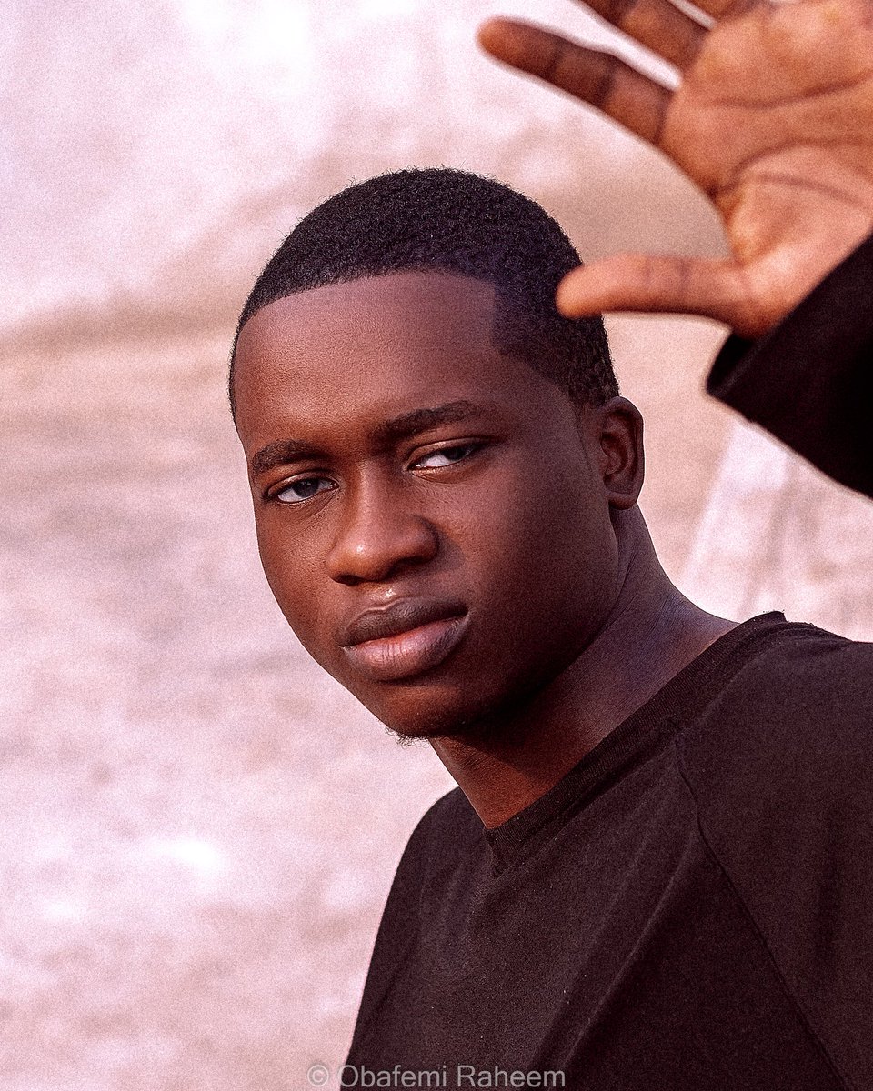 Hi.. just wanted to bless your timeline with this natural light image I created 🌚🤲