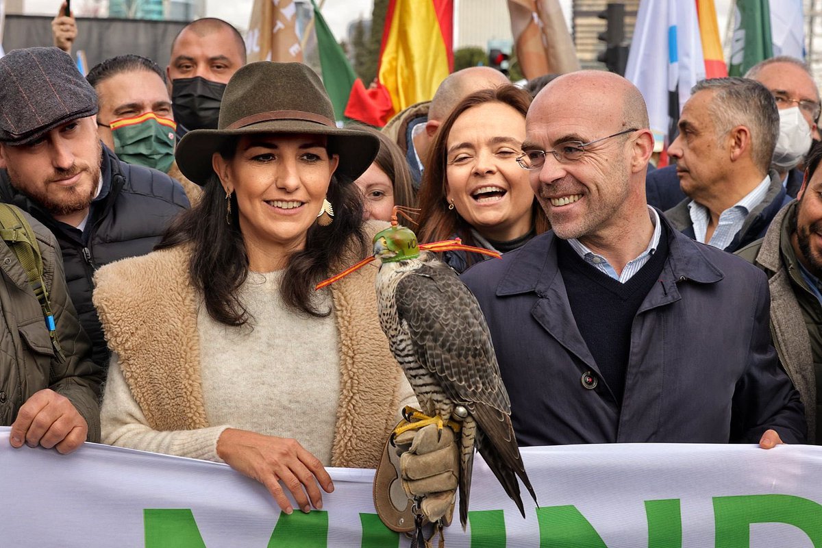 La España que se disfraza.
¿Tu que dirías? ¿Que esta señora de Vox es una jornalera, una agricultora, una ganadera que defiende el campo? ¿O una arquitecta que falsifica documentos a punto de participar en una montería exclusiva para ricos?