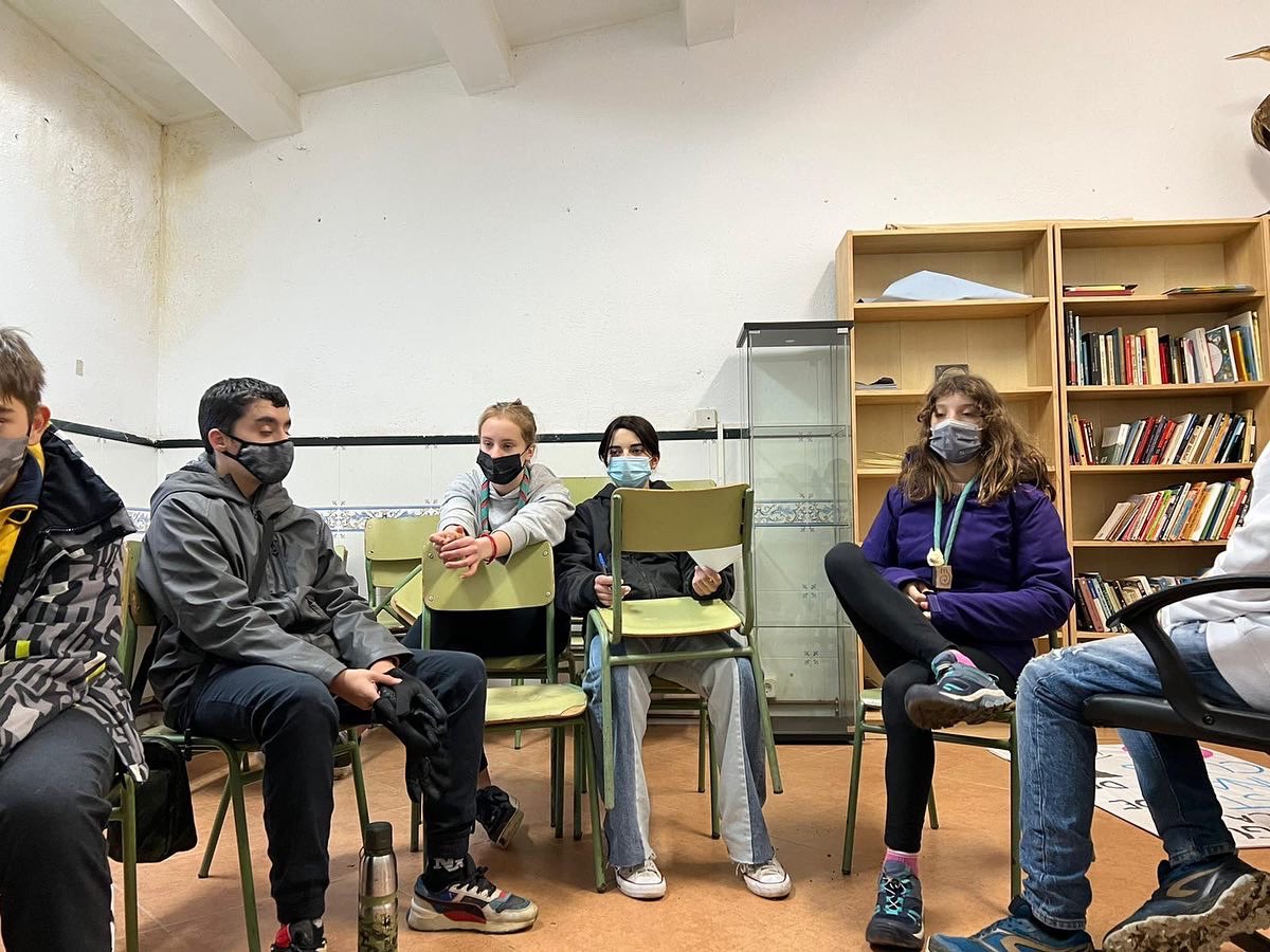 AE_Montcabrer's tweet photo. El dissabte, raiers, llops i pioners van omplir el cau. Mentre els raiers 🚣 preparaven els seus campaments de primavera, els llops 🐺 van experimentar amb emocions i musicologia 🎶 Les pioneres 🪢 van fer una activitat molt sentida i tambè van parlar sobre els seus campaments ��️ https://t.co/N93xHTjd41
