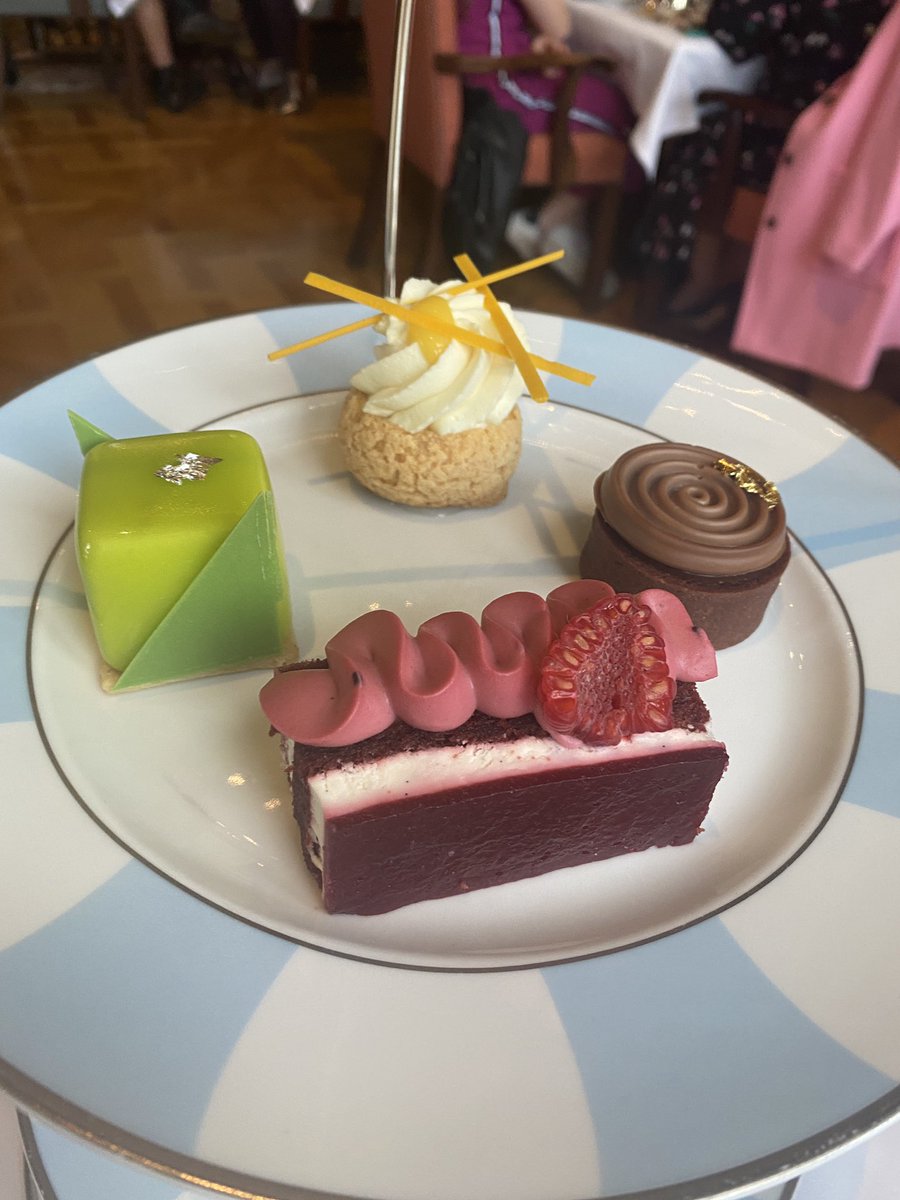 LyndaFraher's tweet photo. Hello 2022 👋🏻 #AdareManor #afternoontea #restrictionfree https://t.co/sQoItumEV2