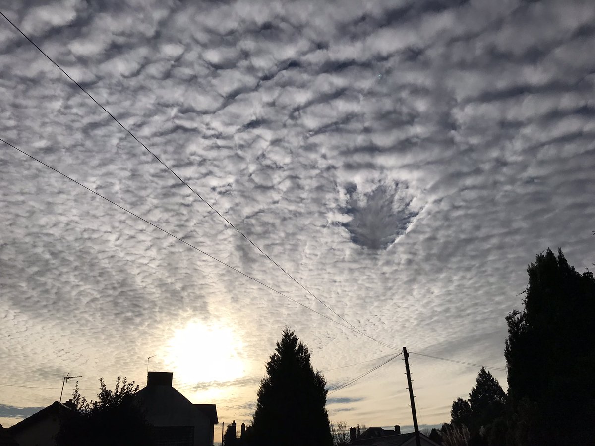 AlanPlom's tweet image. Sometimes it seems the clouds are trying to tell you something? I think this amazing formation I caught over my garden last week is shouting #SafeStop ,  @FarmSafetyHour ?