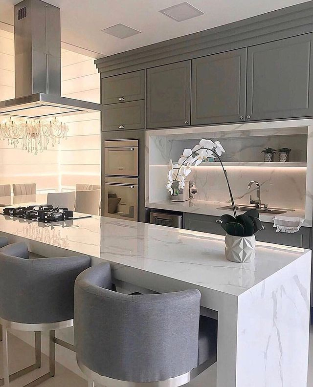 MaddisonMoveis's tweet photo. Cozinha clássica e sofisticada, com ilha em mármore e marcenaria provençal cinza. ✨🤍

Projeto: Fernanda Pontelo

Siga: @maddisonmoveis para mais inspirações <3 https://t.co/nGxGDynEBw