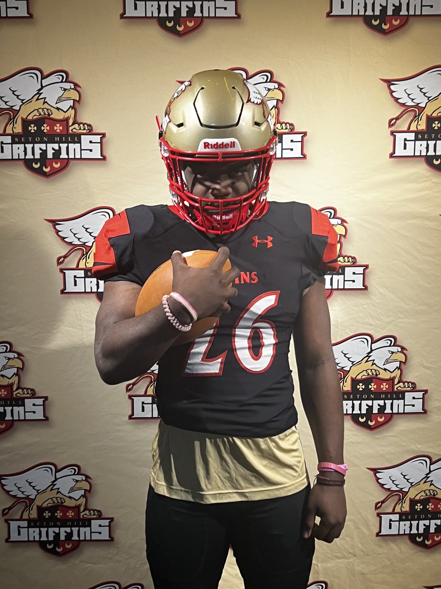Official Visit at Seton Hill  <a href="/SHU_FBALL/">Seton Hill University Football</a> thank you <a href="/CoachDay_/">Daniel Day</a> @Coach___Russell for having me !!