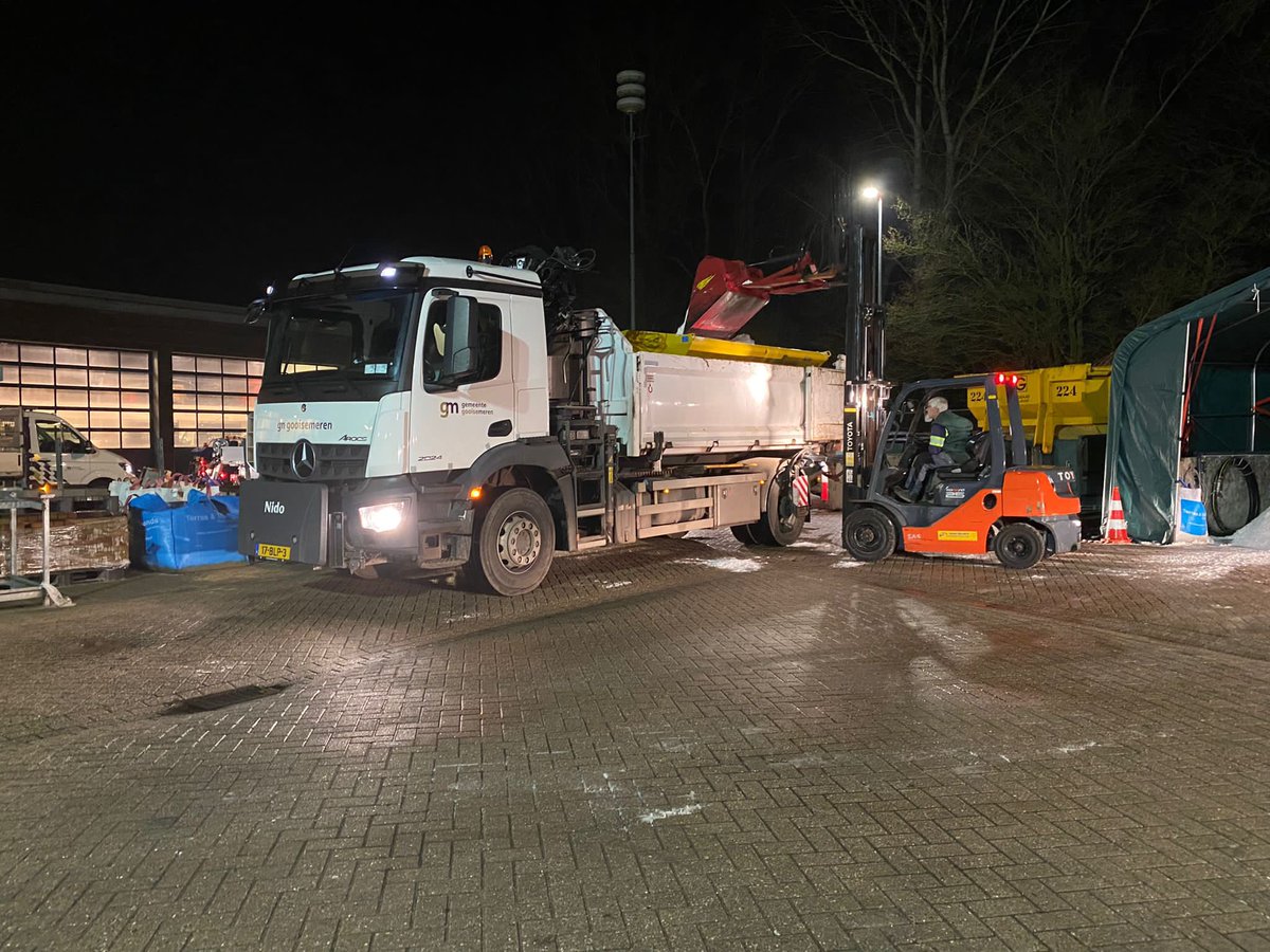 Let op als je nog de weg op gaat. De temperatuur daalt later beneden het vriespunt. Reden waarom onze strooiploeg nu preventief gaat strooien.