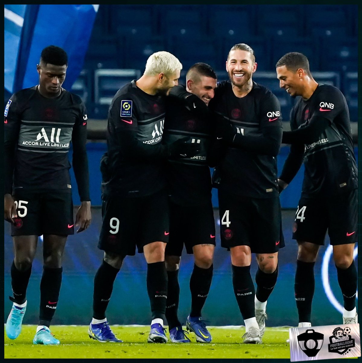 Footballogue's tweet photo. [#L1🇫🇷] Doublé de Marco Verratti, ses coéquipiers en rigolent 😂😭

#PSGSDR https://t.co/p9aD7OckgQ