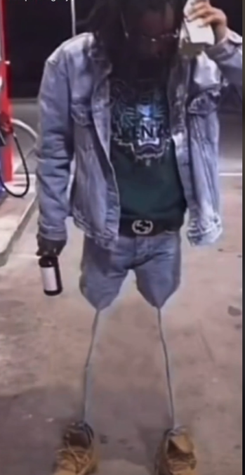 CrokooM's tweet photo. mein gym bro meinte ich soll mal leg day skippen haha so sehe ich jetzt aus. meinung? https://t.co/uliFCjD0HT