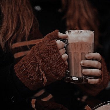 ⠀      

  ⨟ 𝓗𝐀𝐕𝐄 𝐘𝐎𝐔 𝐒𝐄𝐄𝐍 𝐓𝐇𝐈𝐒 𝐖𝐈𝐓𝐂𝐇?
         𝓖𝐈𝐍𝐄𝐕𝐑𝐀 𝓦𝐄𝐀𝐒𝐋𝐄𝐘
     ─────────────
⸙ Futura aliada.
⸙ Gryffindor.
⸙ OTP libre.
⸙ Trama semipensada.
⸙ FC a elección.⠀      

   ⠀