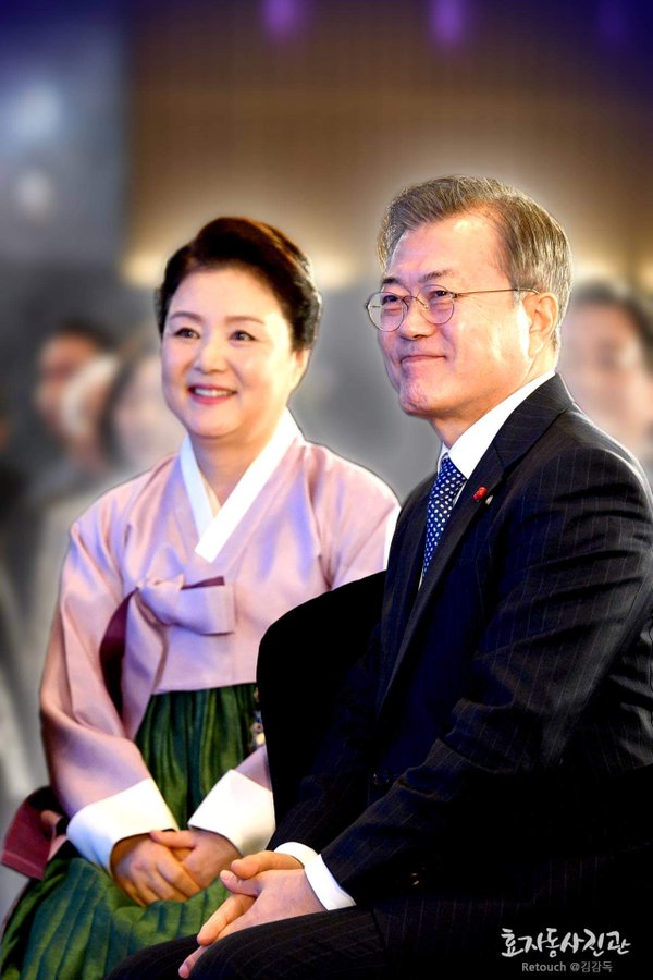 문 대통령님 생신을 축하 드립니다.
국가,국민을 위한 위대한 헌신이
가슴속 불망비(不忘碑)에 새겨졌습니다.
여사님 함께 만수무강 하소서.