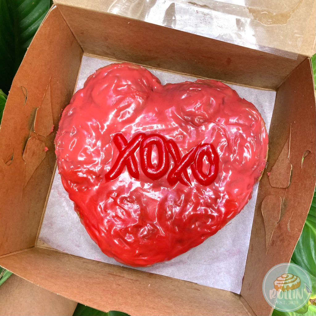 rollintt's tweet photo. Heart shaped cinnamon roll for Valentine’s Day 😻 https://t.co/6i2pNw28Ru