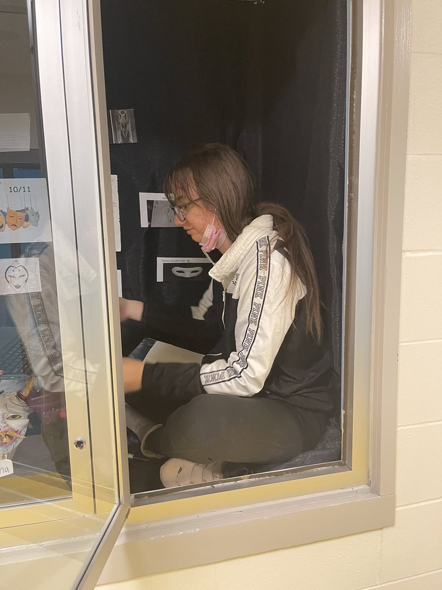 Colleendubh's tweet image. Mask Display time! Students putting the final touches on the library window display! @CompMinerTweets @FMPSD @FMPSDArts