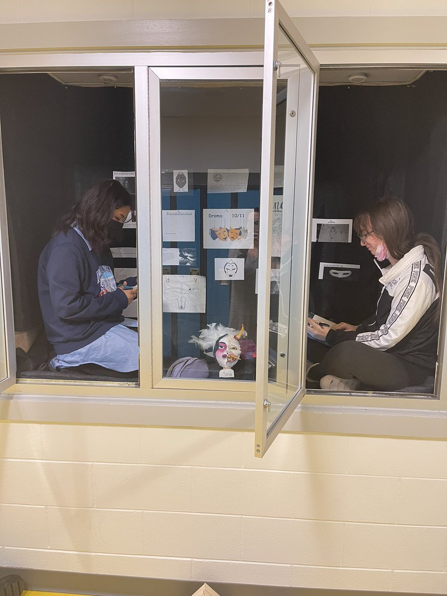 Colleendubh's tweet image. Mask Display time! Students putting the final touches on the library window display! @CompMinerTweets @FMPSD @FMPSDArts