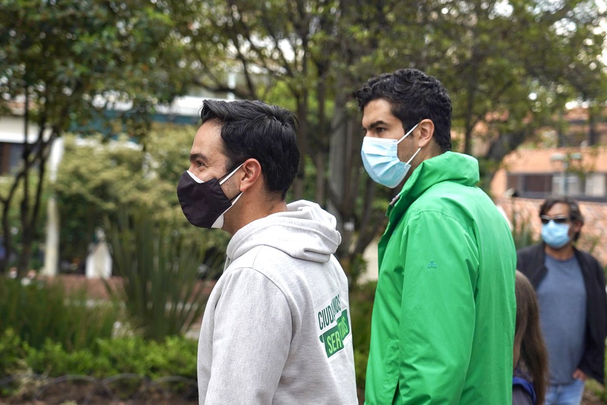 riveraalzate's tweet photo. ¡#NoMásAviones en la política! 

Este fue el primero de muchos recorridos contándole a las personas las propuestas de @MauroToroO para sacar del poder a los políticos aviones, ladrones de oportunidades.

🌻ALIANZA VERDE #105 a la Cámara de Representantes por Bogotá. https://t.co/Fs5oeeMLbu