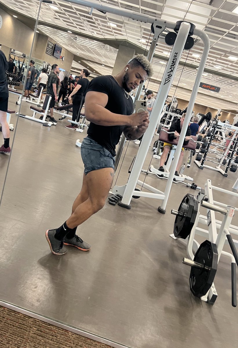 WorkNSweat's tweet photo. “Your biceps are huge… kiss me” https://t.co/bHM3vbyHsg