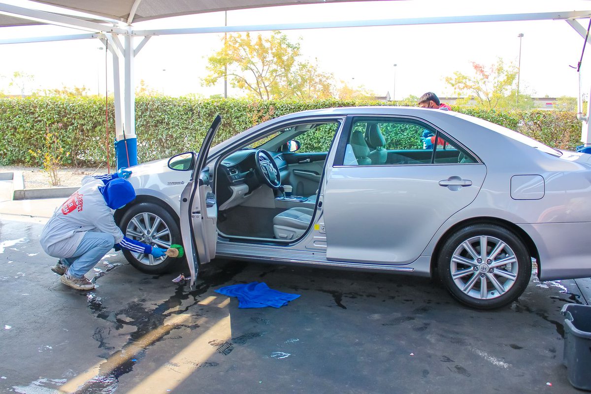 redcarpetcw's tweet photo. It's Sunday! Remember to wash your ride for the work week ahead! 💼 https://t.co/0hibFmRVRS