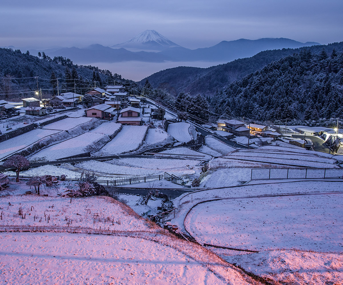 今朝富士 1/24 未明の里山、雪の棚田が美しい。 富士川町で撮影。