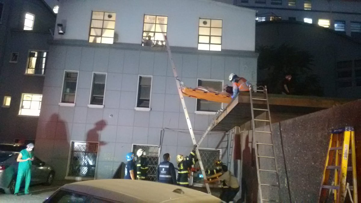 cbsantiago's tweet photo. Esta noche, RX6 @Sexta_Santiago y RX8 @OctavaCBS respondieron a #Rescate de Persona, en Huérfanos y Chacabuco, #Santiago.
#EmergenciasCBS #BomberosSantiago #ConstanciayDisciplina https://t.co/5k7ivANRax