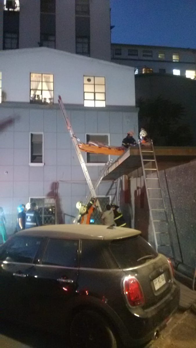 cbsantiago's tweet photo. Esta noche, RX6 @Sexta_Santiago y RX8 @OctavaCBS respondieron a #Rescate de Persona, en Huérfanos y Chacabuco, #Santiago.
#EmergenciasCBS #BomberosSantiago #ConstanciayDisciplina https://t.co/5k7ivANRax