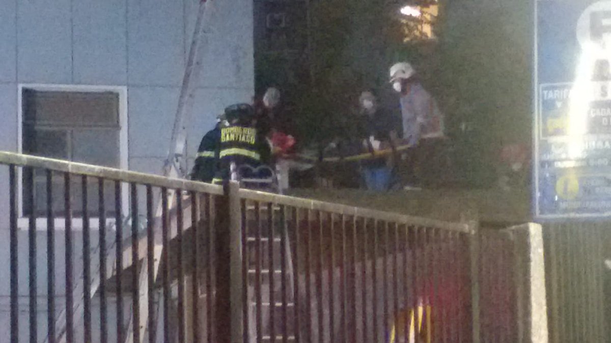 cbsantiago's tweet photo. Esta noche, RX6 @Sexta_Santiago y RX8 @OctavaCBS respondieron a #Rescate de Persona, en Huérfanos y Chacabuco, #Santiago.
#EmergenciasCBS #BomberosSantiago #ConstanciayDisciplina https://t.co/5k7ivANRax