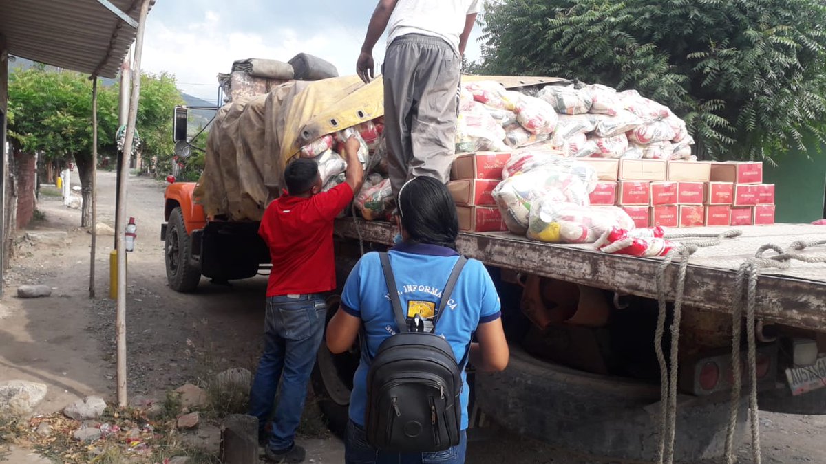 #soycomunicadorclap el día de hoy se descargaron las bolsas de Alimentación al Clap Juana la Avanazadora sector Comunas para beneficiar 632 Familias gracias al presidente <a href="/NicolasMaduro/">Nicolás Maduro</a> al Gobernador <a href="/FreddyBernal/">Freddy Bernal</a> al Alcalde <a href="/carrilloalcald1/">Jhon Carrillo</a> <a href="/BermudezJoseA/">Bermúdez José</a> <a href="/JosuMaldonado13/">J Maldonado</a>