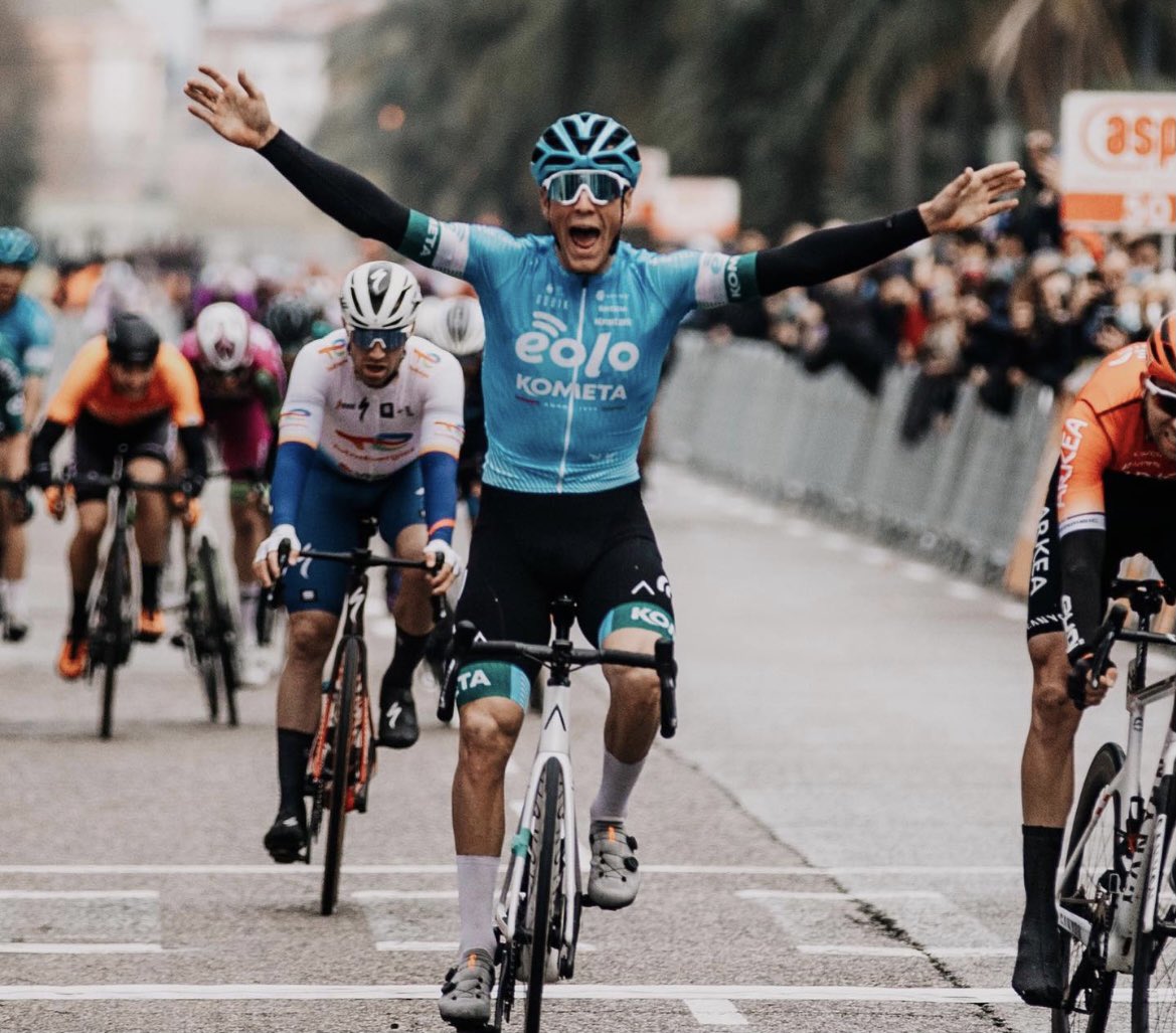 AurumBikes's tweet photo. 🤩 The first one in 2022! 
@EoloKometaTeam 

🥇 Giovanni Lonardi
🇪🇸 @1969_cv 

#AURUMBikes https://t.co/nAEJJ1rMkg