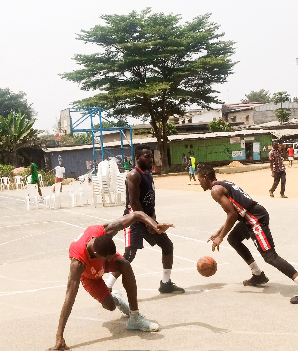 BonbonTV237's tweet photo. Njoya crossed his opponent...my my!!!

#Njoya #Moungo #Manengounba #Bonanoussadi #Mojas #lbl #Greatness #CréateursDeChampions https://t.co/kHfynQHMsx