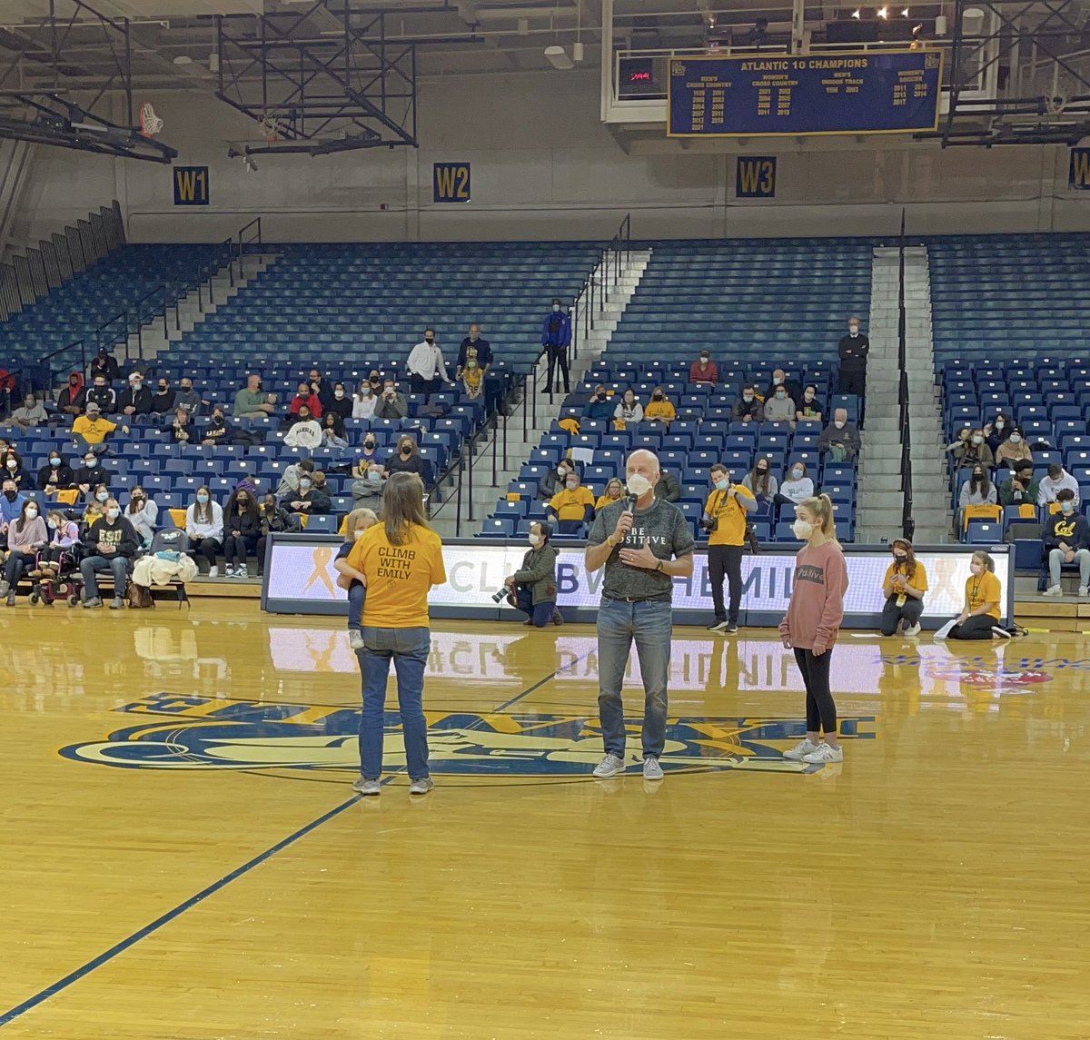 JoeBePositive's tweet image. Thanks @ExplorerCoachMT @LaSalle_WBB and @LaSalleUniv Explorathon for raising awareness &amp;amp; money to fight #ChildhoodCancer with @BePositiveFdn. Praying for Emily’s continued recovery! 🙏