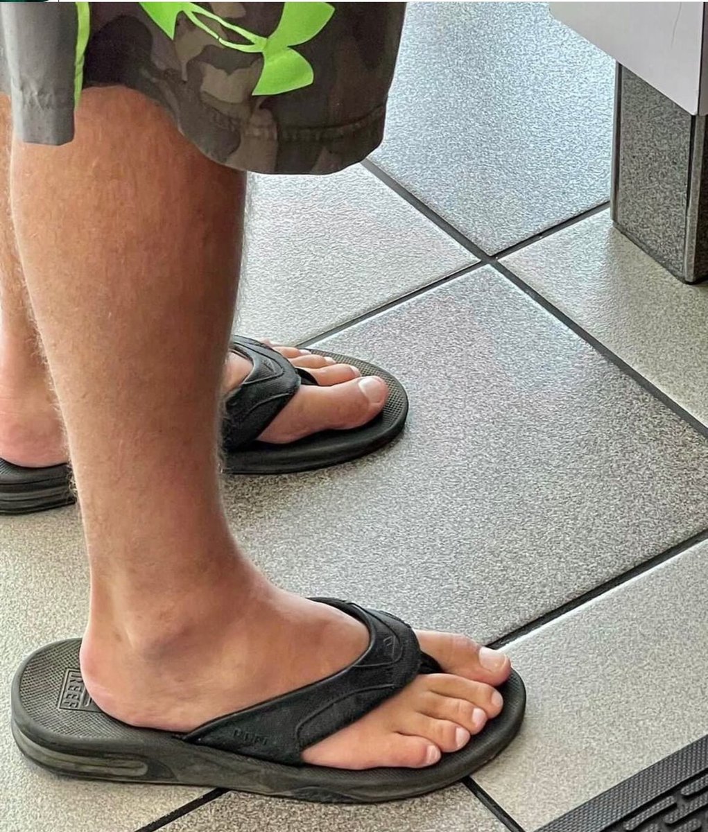 broseph08x's tweet photo. candid feet of a hot guy waiting for his order 👍🏾 #candidfeet #manfeet #feetspy https://t.co/RjSV3tpCbi