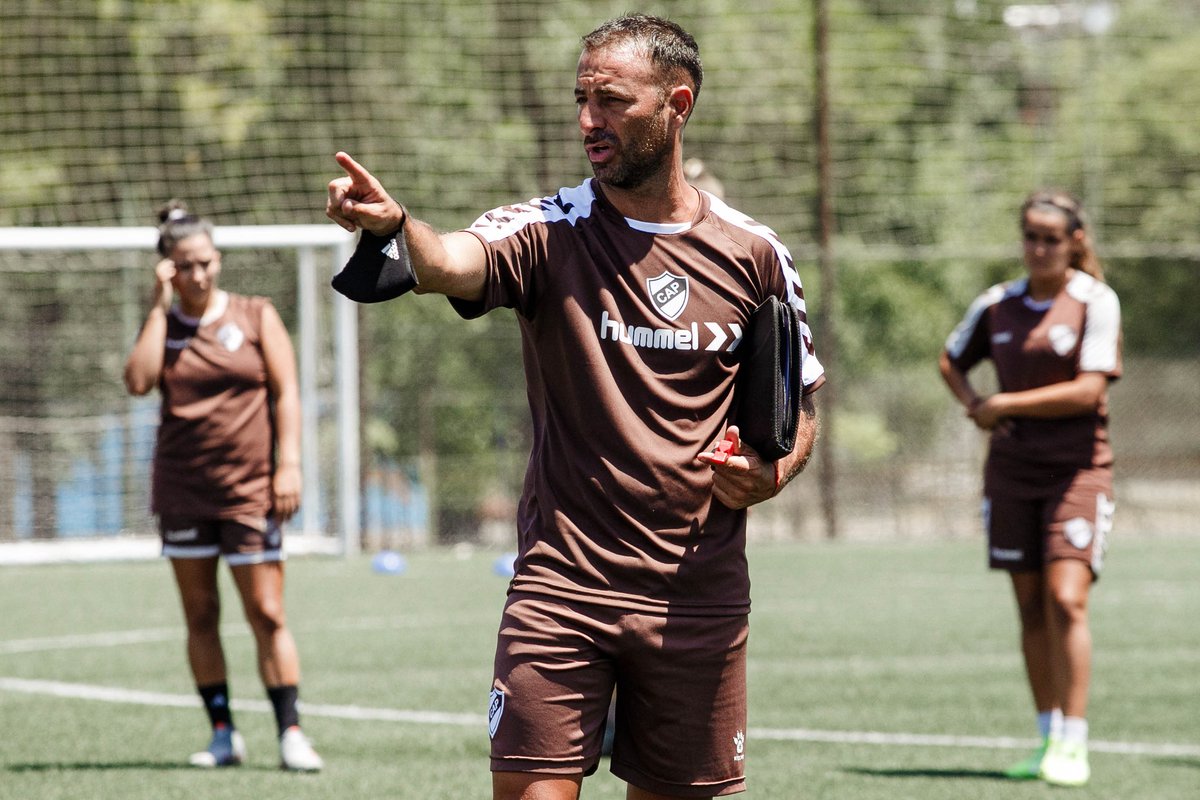 capfutfem's tweet photo. #PrimeraDivisión 💬 Mauro Riente: “Las expectativas son muy grandes y me pone muy contento volver a trabajar en el club”

🎙️📲 Dialogamos con el director técnico para conocer el #Platense que se viene. La entrevista completa, aqui: ➡️ https://t.co/g8fw2Dgbne

#VamosCalamares🦑 https://t.co/jEdSYtgiS1