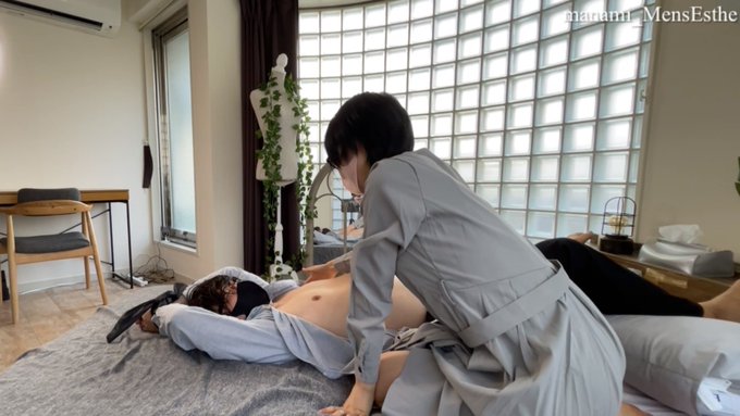 おはようございます  私の性奴隷になってくれるっていうので  手を拘束して乳首を触っています  もし、触られるの嫌じゃなかったら  触ってもいいですか？  両手で触るのがいい人はＲＴ  片手がいい人はいいね  してくれたら嬉しいです