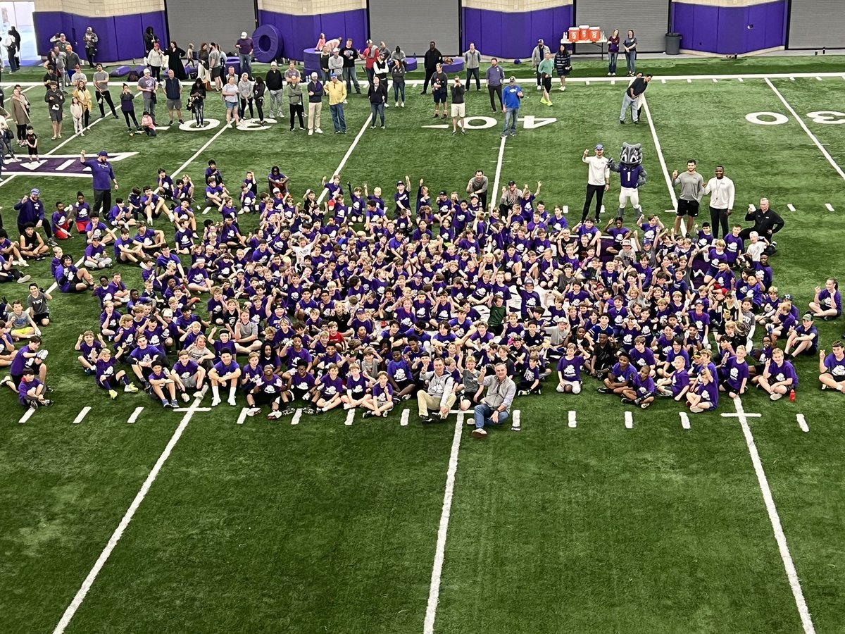 TCUFootball's tweet photo. That’s a lot of future Frogs 🐸
Free Kid’s Clinic is underway!
#GoFrogs https://t.co/Z7ARuiN9E5