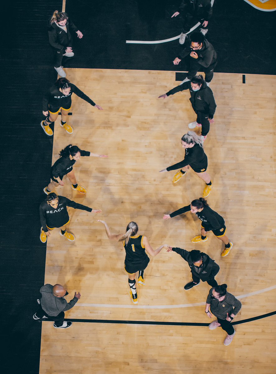 LBSUWBB's tweet photo. EARN IT ⚫️🟡 
#gobeach https://t.co/KJikh9hPgo
