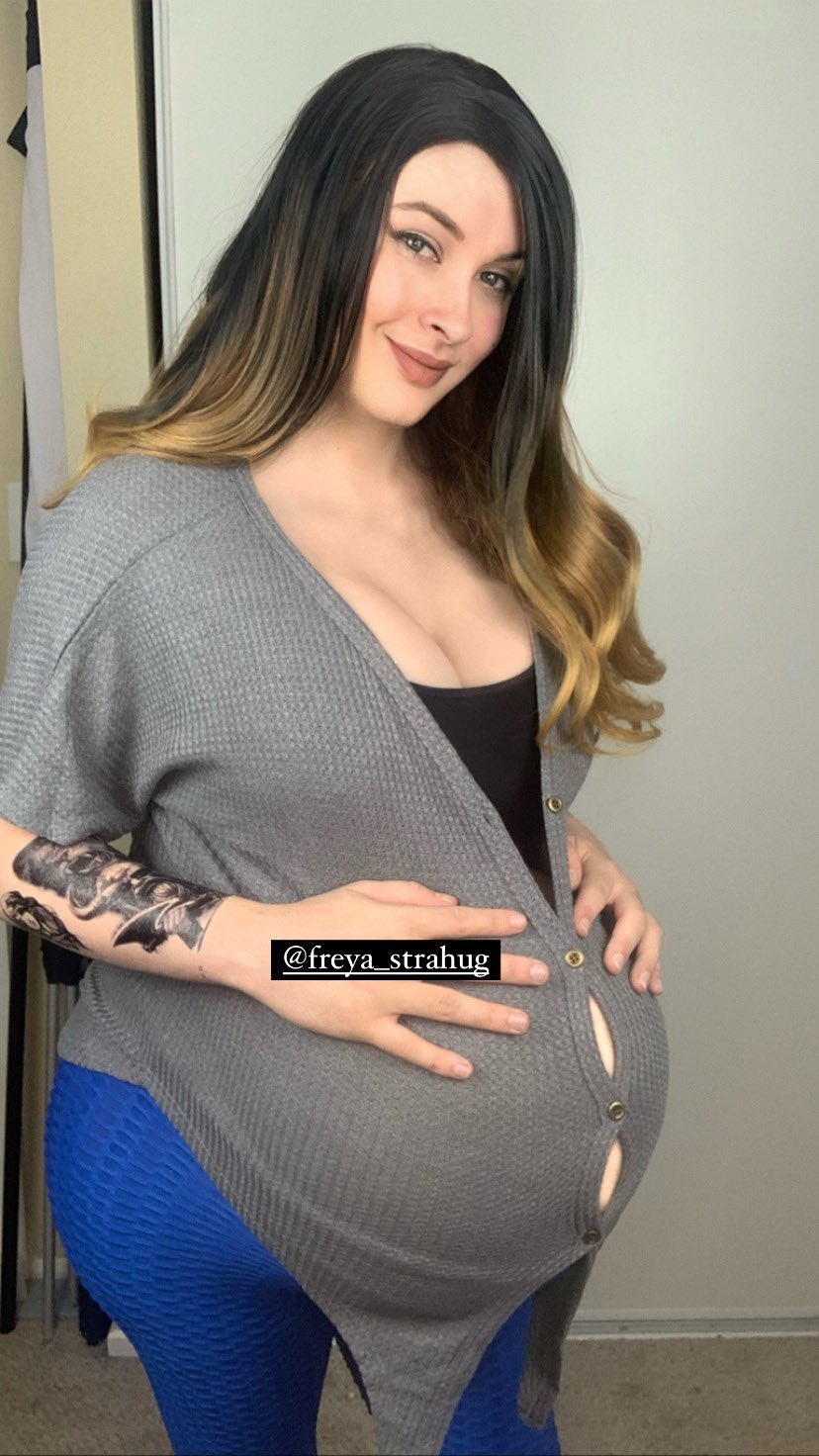 FreyaStrahug on X: Trick or treat?! 👻 #pregnant #pregnantbelly