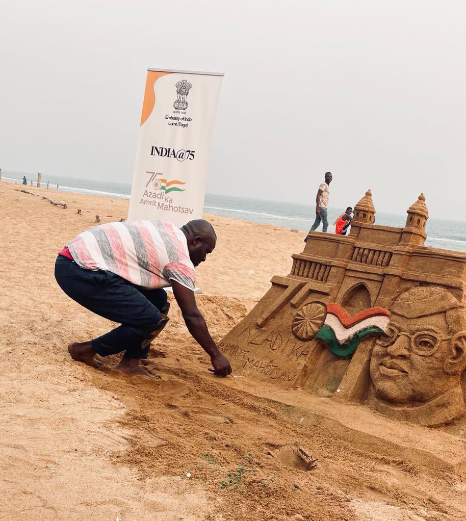 willdogbey's tweet photo. #TgTwittos je salut le talent de Bob Attisso pour avoir, à l’aide du sable de mer, reproduit le Gateway of India à Ramatou Plage Lomé.Nous avons d’incroyables talents au #Togo https://t.co/WO3oPsHJvK