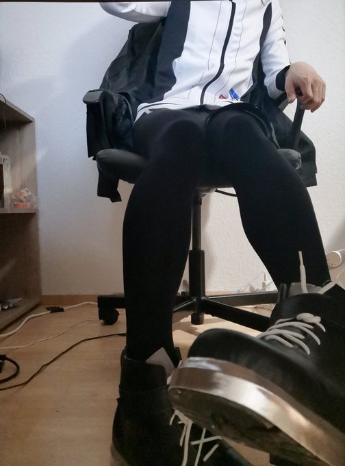 摸鱼更一下黑丝（） cos的话等明后天再拍吧～ https://t.co/pDuNaeTheA<a href="/tag/%E4%BC%AA%E5%A8%98"class="tags"><span>#伪娘</span></a><a href="/tag/coaplay"class="tags"><span>#coaplay</span></a><a href="/tag/%E5%A5%B3%E8%A3%85"class="tags"><span>#女装</span></a>