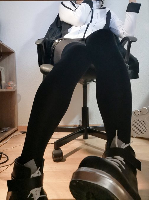 摸鱼更一下黑丝（） cos的话等明后天再拍吧～ https://t.co/pDuNaeTheA<a href="/tag/%E4%BC%AA%E5%A8%98"class="tags"><span>#伪娘</span></a><a href="/tag/coaplay"class="tags"><span>#coaplay</span></a><a href="/tag/%E5%A5%B3%E8%A3%85"class="tags"><span>#女装</span></a>