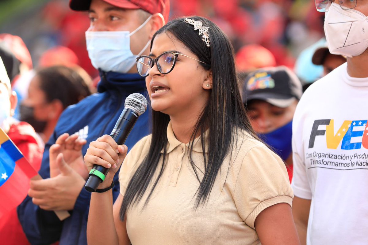 NicolasMaduro's tweet photo. Pido un esfuerzo superior a nuestro Pueblo para que asuman conscientemente y apoyen el impulso de la propuesta que realicé ante la Asamblea Nacional: las nuevas 3R.Nets de la Revolución. Un elemento clave del camino que debemos asumir en los meses que están por venir. https://t.co/zBmptTBGFe