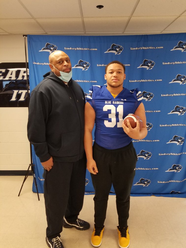 Had a great visit @LWC_Football 
Thank you to @_CoachGonzLWC <a href="/CoachKleckler/">Phil Kleckler</a> for having me 🙏