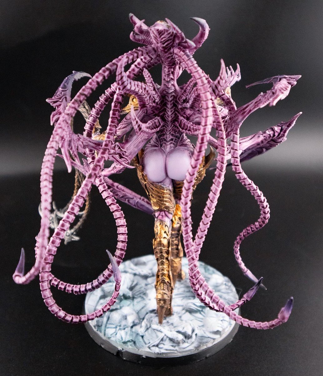 draftsndragons_'s tweet photo. A close look at the Queen of Ecstasy model by @creaturecaster  painted by @handsomejordan 🎨 https://t.co/mbjrbcS1Bj