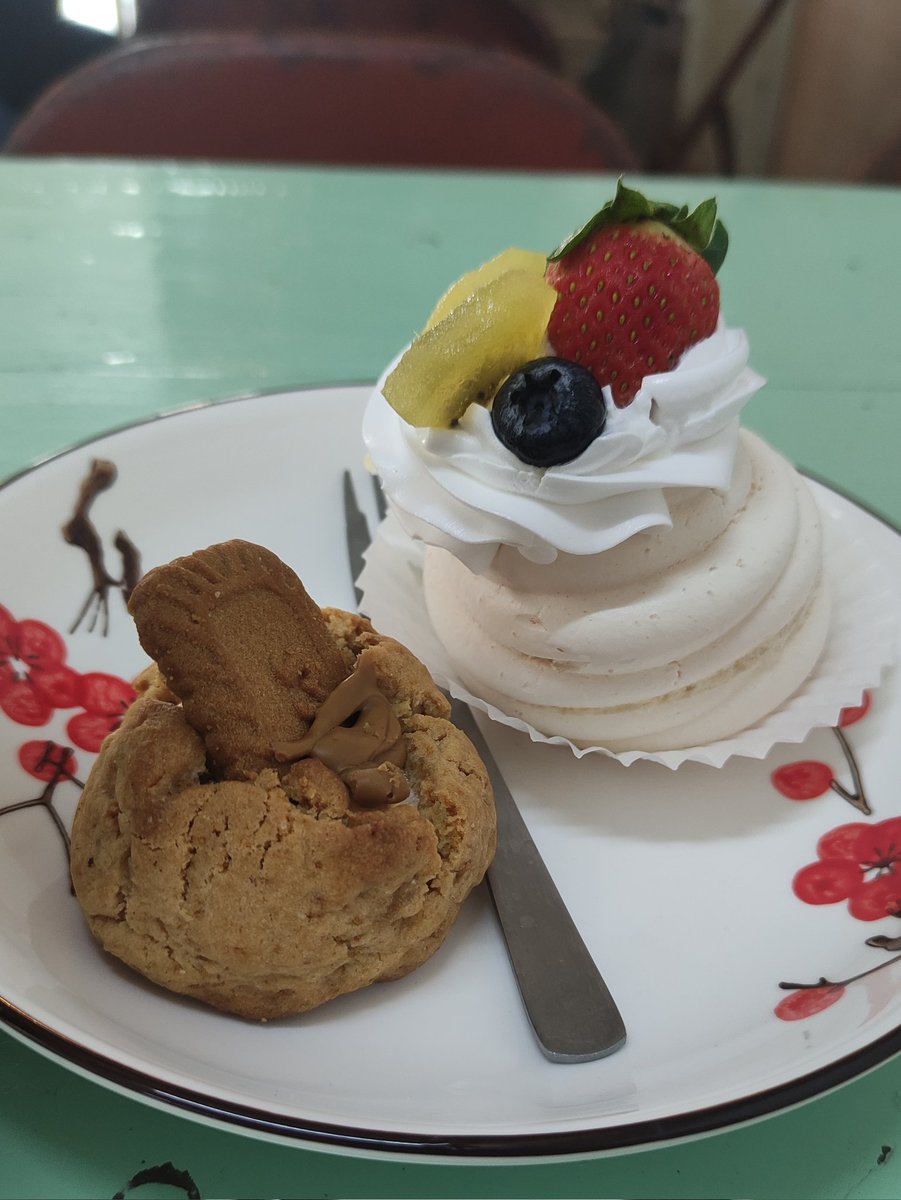 _epiphiany's tweet photo. Kopi Nisang, Biscoff soft cookie, &amp; vanilla pavlova. 

@ Kopi Kuala, Dungun, Terengganu. https://t.co/CeAkWsE3xX