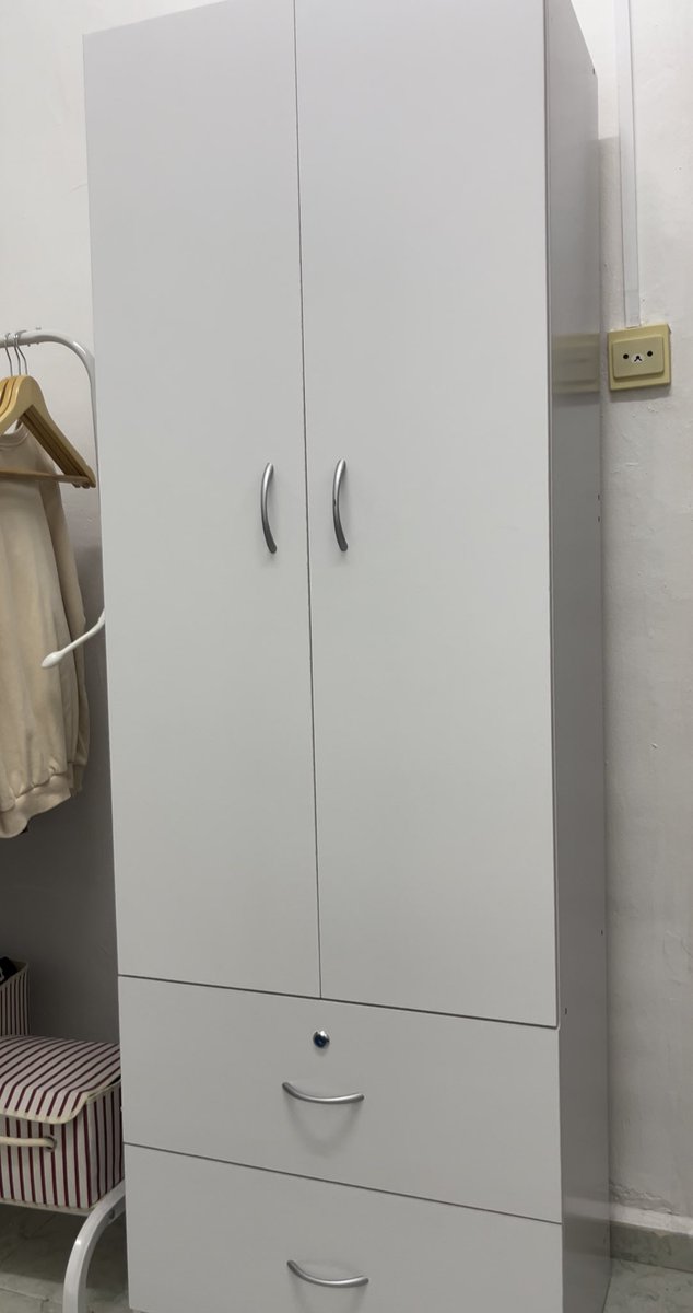 izaireenn_'s tweet photo. I beli combo set wardrobe + side table ni kat shopee sebab harga lagi murah. Cantik sangatt berbaloi dengan harga, ada instruction and semua part ada label. Kena pasang 2 orang kalau taknak ambil masa lama 🤣 https://t.co/deGl1hHmua