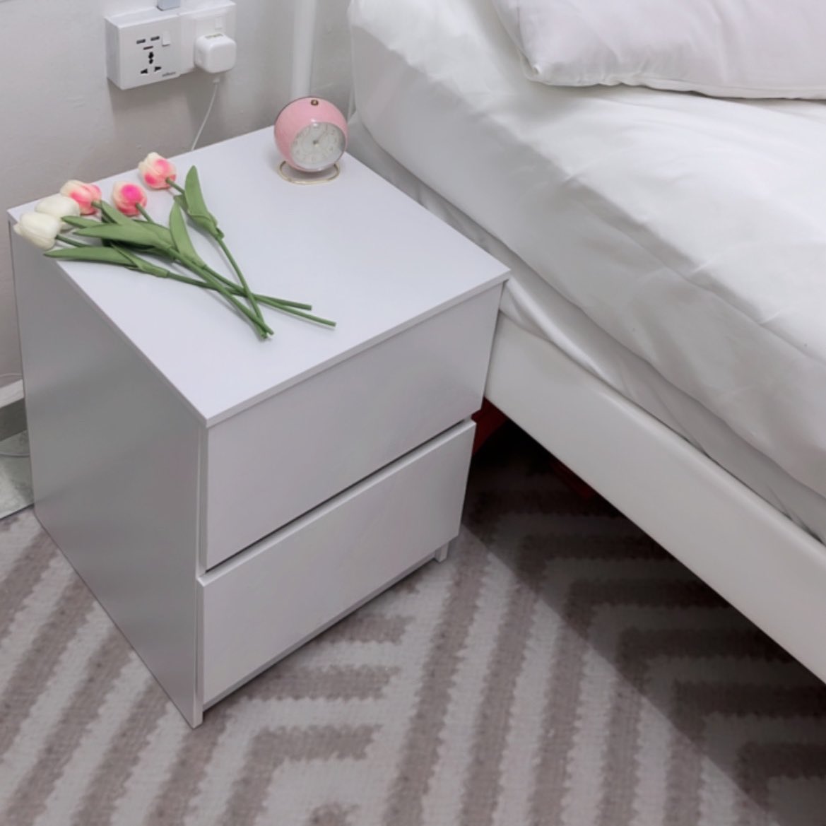 izaireenn_'s tweet photo. I beli combo set wardrobe + side table ni kat shopee sebab harga lagi murah. Cantik sangatt berbaloi dengan harga, ada instruction and semua part ada label. Kena pasang 2 orang kalau taknak ambil masa lama 🤣 https://t.co/deGl1hHmua