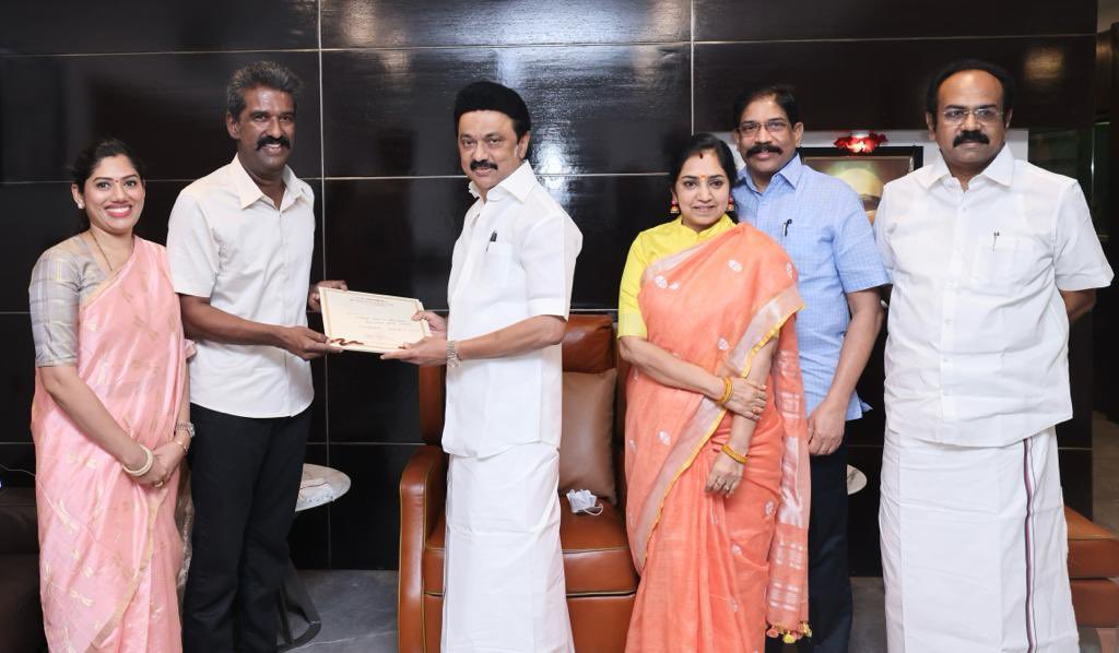drmahendran_r's tweet photo. இன்று (24.01.2022), மாண்புமிகு தமிழ்நாடு முதலமைச்சர் கழகத் தலைவர் தளபதி திரு.@mkstalin அவர்களை, அவரது இல்லத்தில் குடும்பத்தினருடன் சந்தித்து, எனது மகன் டாக்டர்.கீர்த்தன் திருமணத்தைத் தலைமையேற்று நடத்தித் தர வேண்டுமென திருமண அழைப்பிதழை அளித்தோம். https://t.co/TkLlLEar3v
