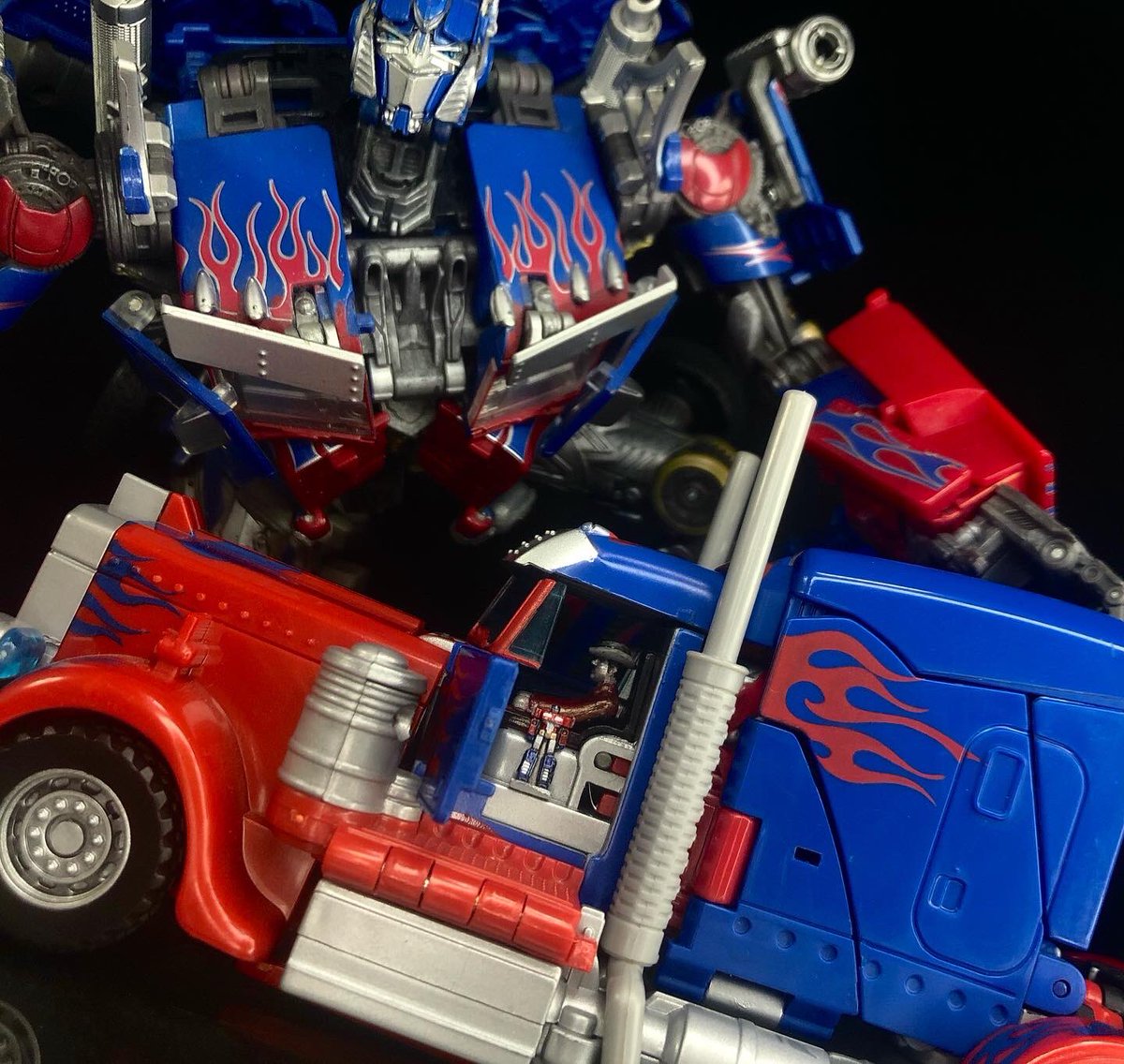 jesterhatsjhund's tweet photo. Peter Cullen driving prime with a prime overlooked by a prime 😀 #TFTOYの面白さを伝え隊
 #トランスフォーマー #Transformeds https://t.co/xMOhoS5N2a