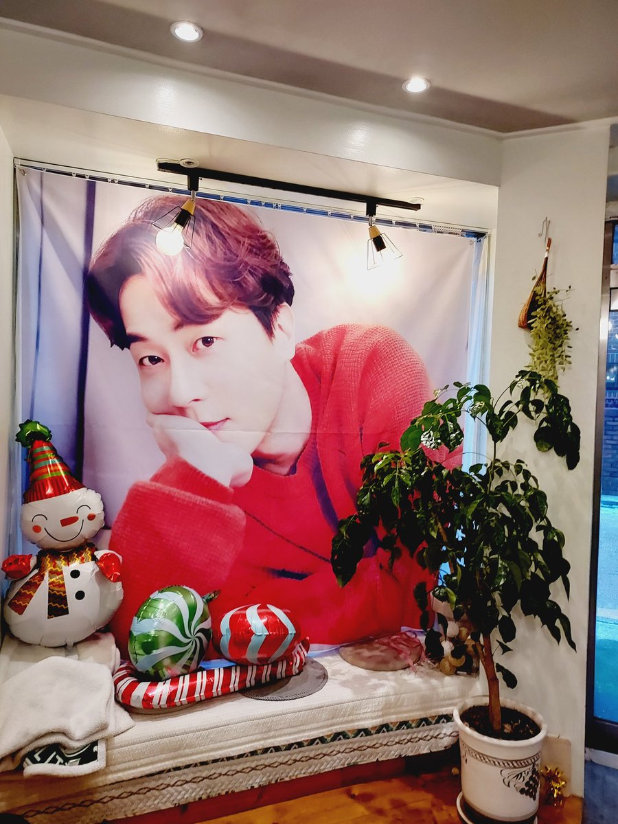 angdusunho's tweet photo. #해피_앤디밴디캔디댄디
#카페리즈 
토요일 갔던 앤디오빠 생일카페~~
이벤트 열어주셔서 감사합니다😊😍 https://t.co/L1vQNEfzVf
