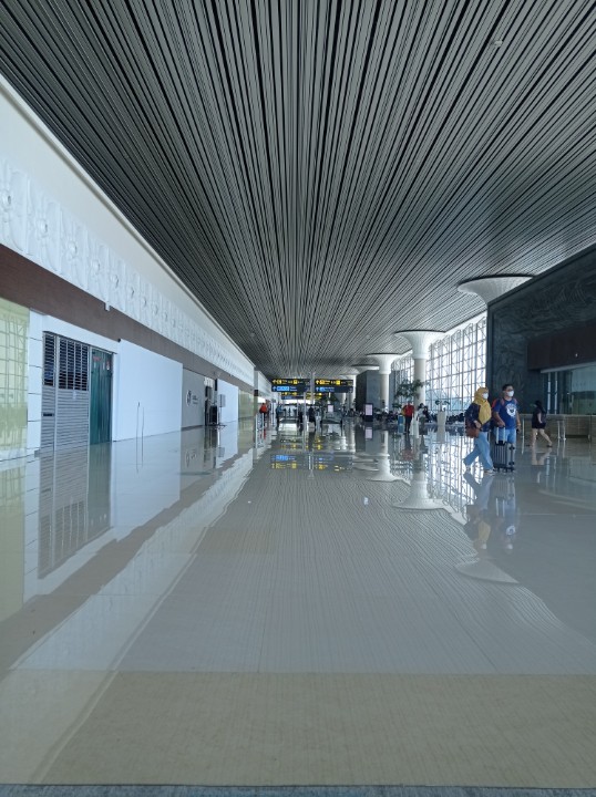 inijono's tweet photo. @AP_Airports Bandara YIA rasa terminal. Panas, eskalator mati, minim hiburan. @erickthohir @KemenBUMN https://t.co/1vQ94J3zaJ