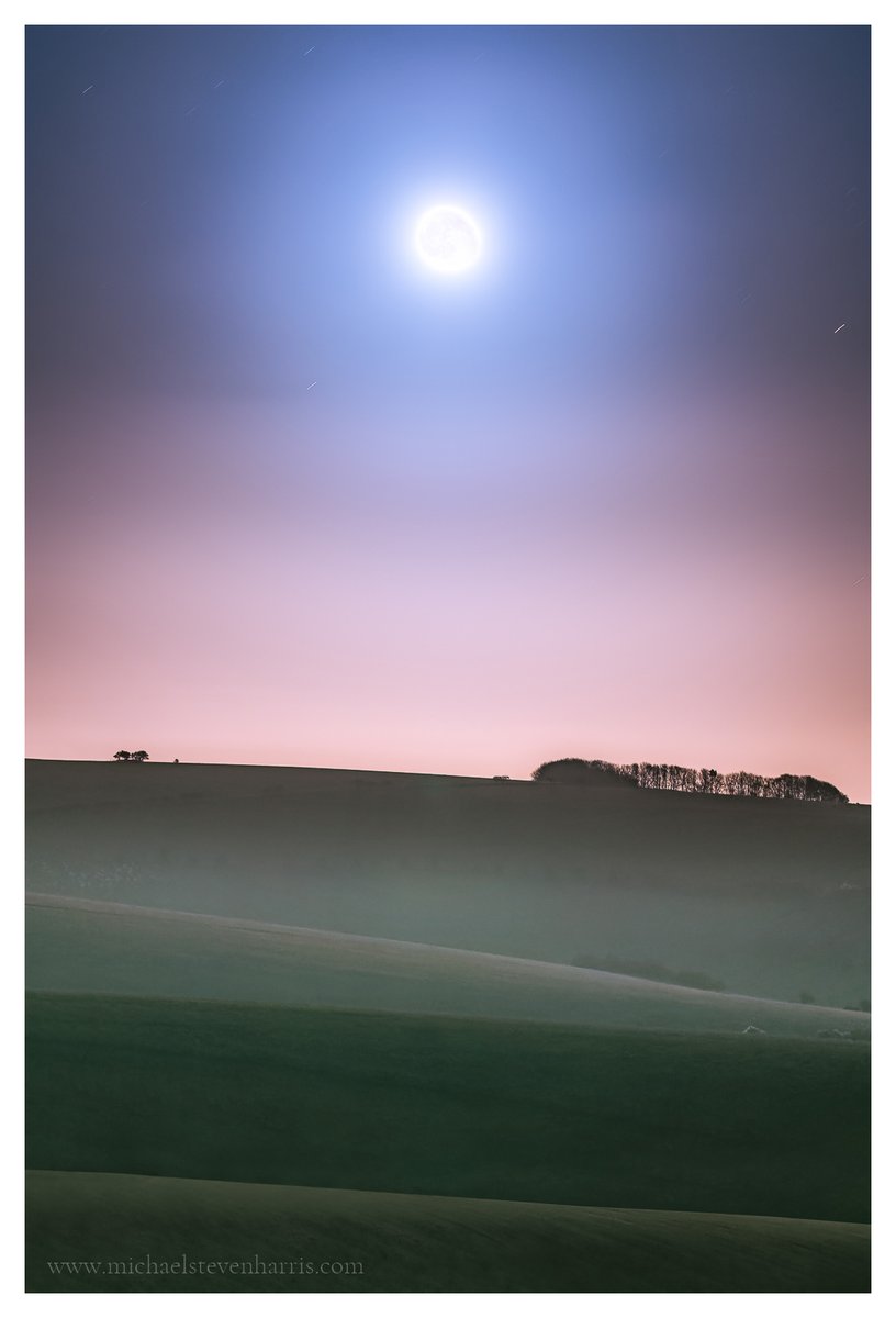 gorgeous_pix's tweet photo. "Moon high above the hills - South Downs NP, UK. From u/michaelstevenharris on /r/mostbeautiful #southdownsnp #moonhigh #uk #hills #mostbeautiful" https://t.co/bCVUCgnctr