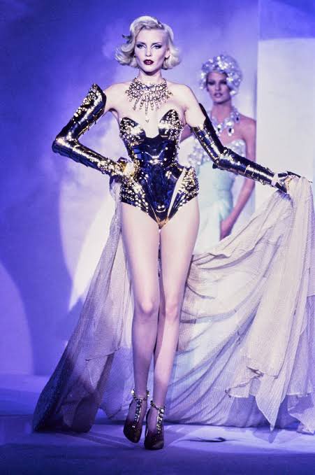 manumanito's tweet photo. Wow, otro ICONO de moda, referente de alta costura, cultura pop, futurismo, perfumería y concepto se fue: Therry Manfred Mugler.
Uno de los símbolos que lo definían era la estrella (como Dior) obsesionado con su brillo y glamour ahora Mugler forma parte de ese firmamento. https://t.co/nJhMfzL8f0